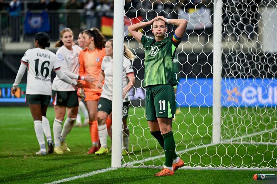 Alexandra Popp (r.) vom VfL Wolfsburg ärgert sich über eine verpasste Chance gegen Chelsea. Alexandra Popp (r.) vom VfL Wolfsburg ärgert sich über eine verpasste Chance gegen Chelsea.