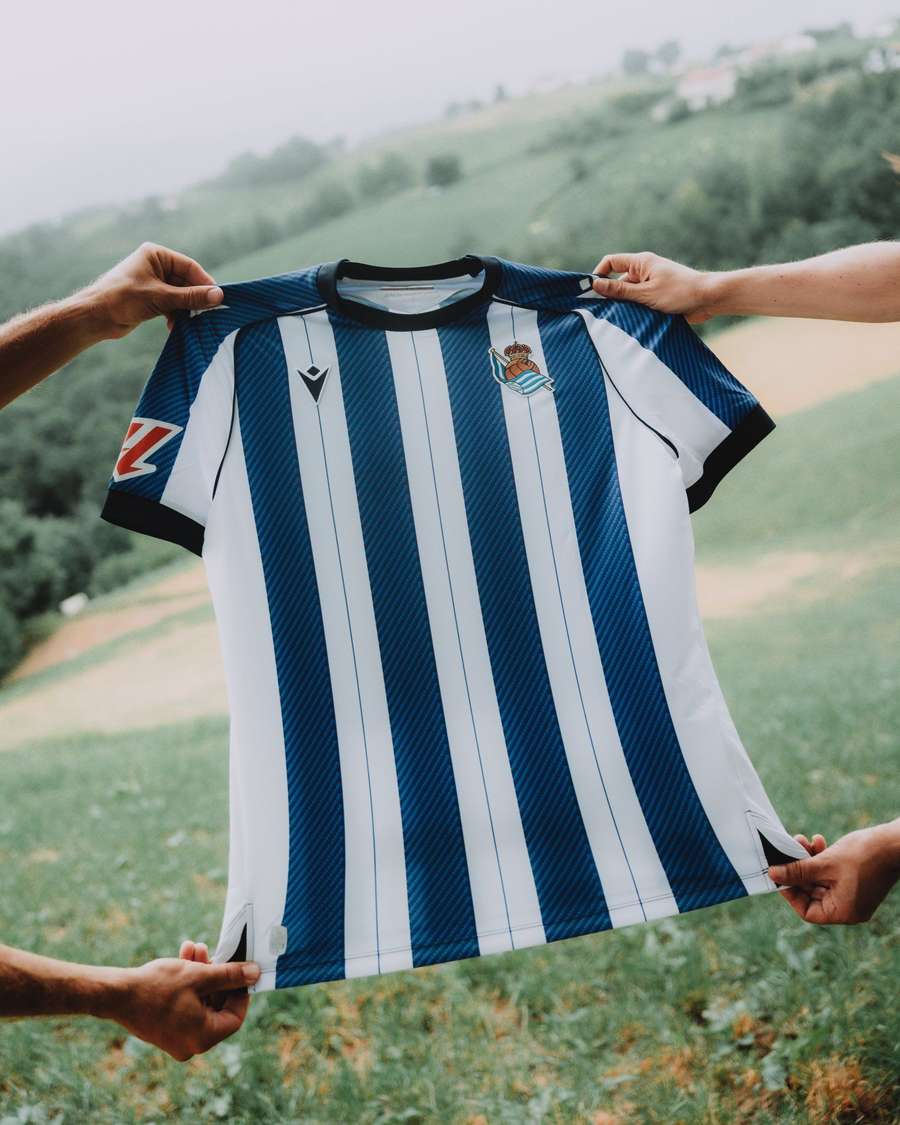 La Real presenta su nueva equipación.