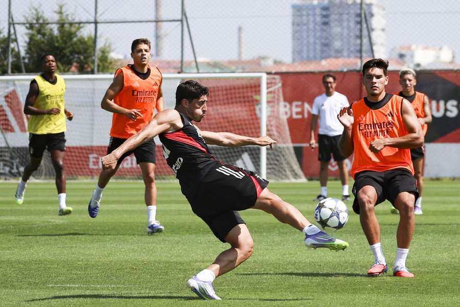 Tiago Gouveia, com Florentino ao fundo, no treino do Benfica