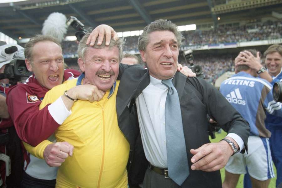 Por alguns minutos, o técnico do Schalke, Rudi Assauer (à direita), pensou que era o campeão de 2001.