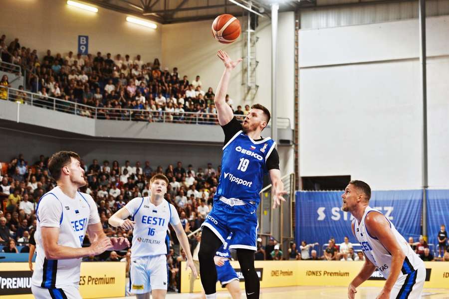 Ondřej Sehnal střílí v duelu proti Estonsku. Ondřej Sehnal střílí v duelu proti Estonsku.