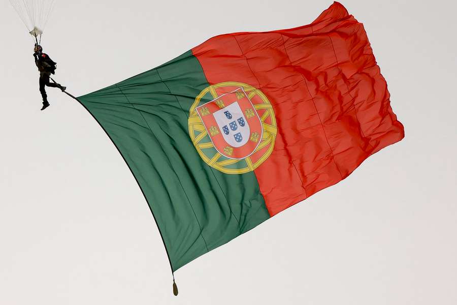 Paraquedista com a bandeira de Portugal no MotoGP,  no Circuito de Portimão