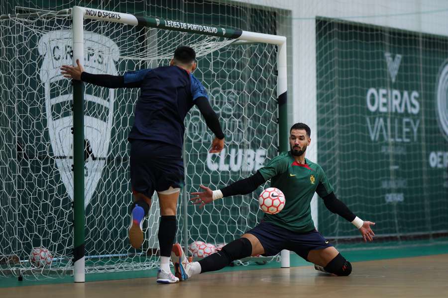 Edu Sousa na baliza da Seleção Nacional