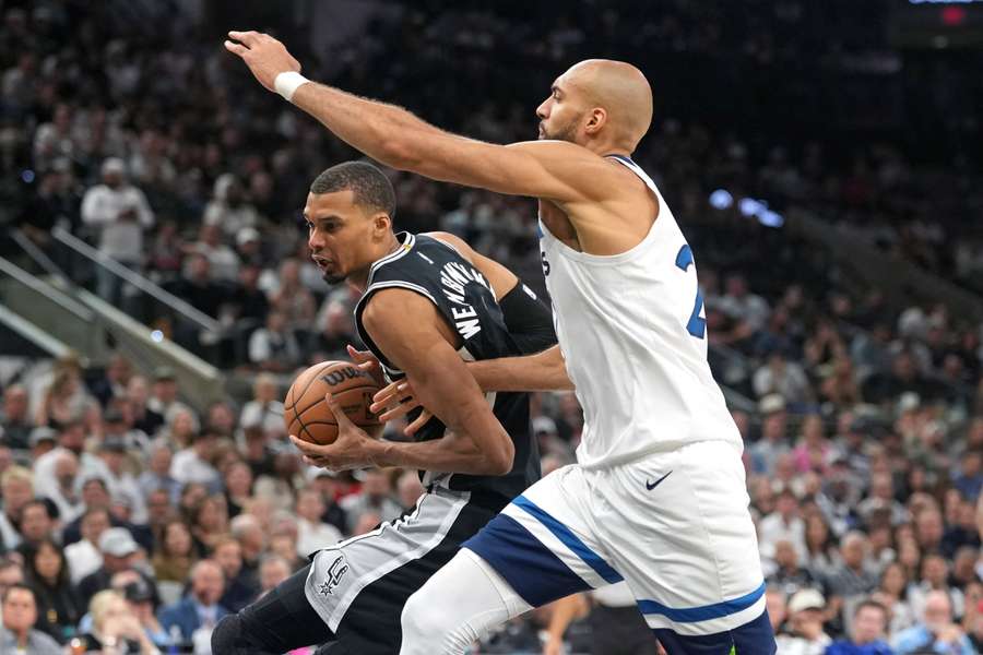 Victor Wembanyama (l.) im Zweikampf mit Rudy Gobert Victor Wembanyama (l.) im Zweikampf mit Rudy Gobert