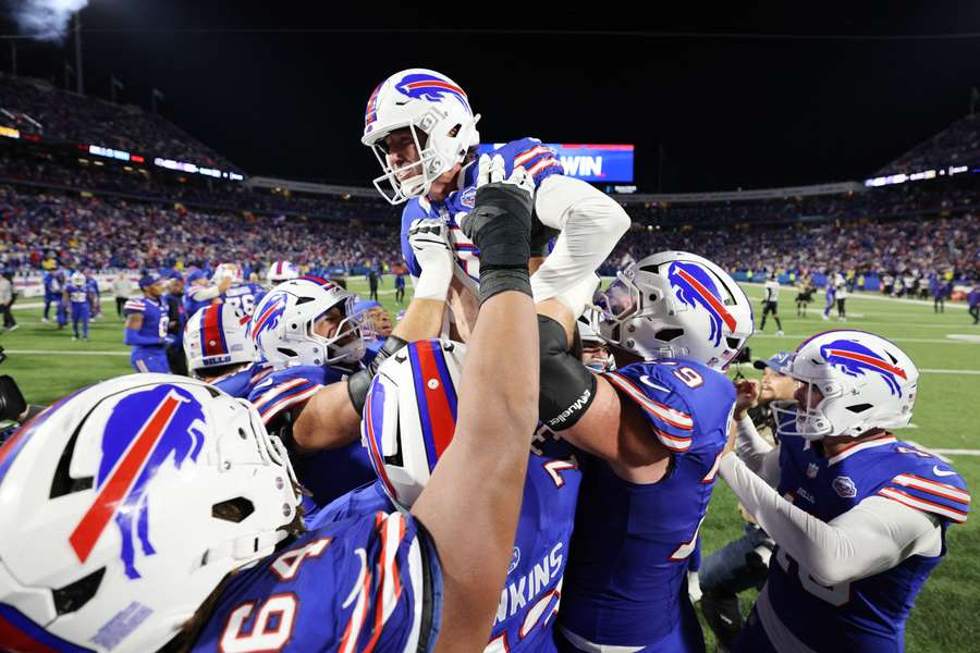 Matt Prater (M.) war der gefeierte Mann beim knappen Erfolg der Buffalo Bills über die Baltimore Ravens.