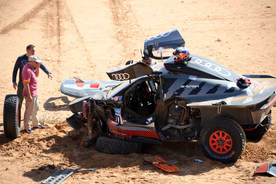 Dakar: si ribalta l'Audi di Carlos Sainz che si ritira, Sébastien Loeb vince la nona tappa