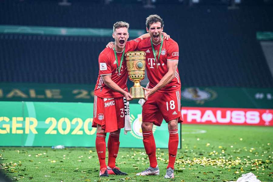Joshua Kimmich und Leon Goretzka nach dem bislang letzten Triumph im DFB-Pokal