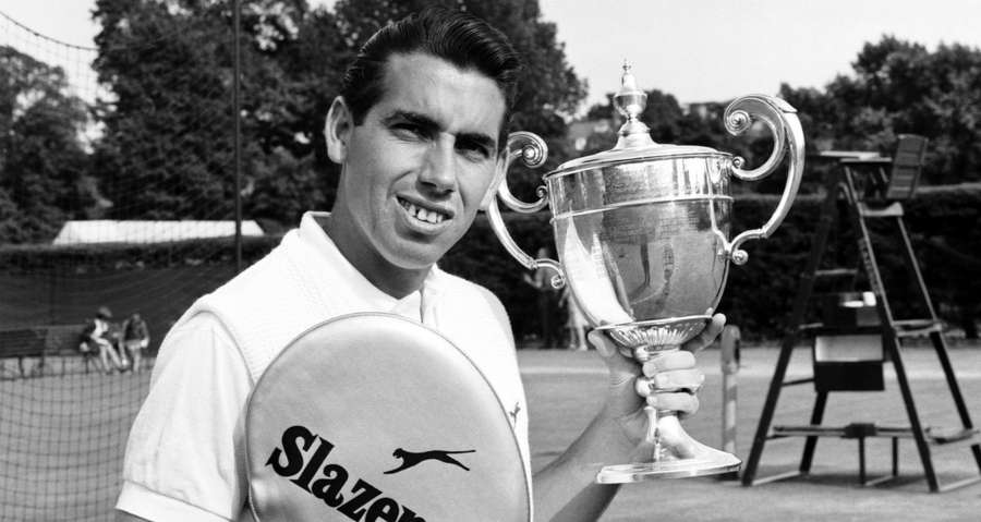 Manolo Santana, con su Copa de ganador en 1966