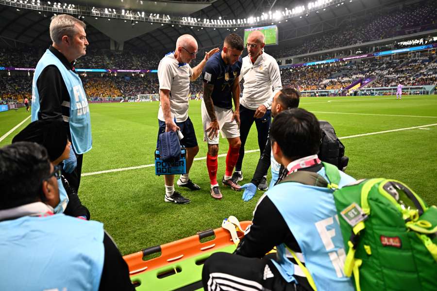 Lucas Hernández lesionou-se diante da Austrália