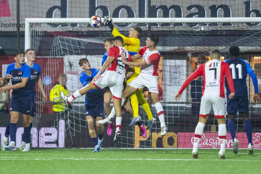 Een intense slotfase bij FC Emmen - Jong AZ