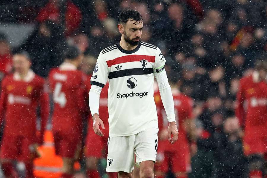 Bruno Fernandes nebyl s remízou z Anfieldu spokojený.