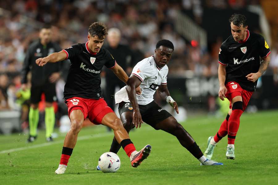 Hugo Rincon of Athletic Club is challenged by David Otorbi of Valencia Hugo Rincon of Athletic Club is challenged by David Otorbi of Valencia