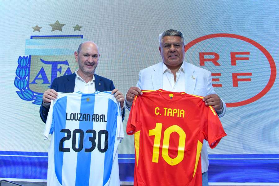 Rafael Louzán, a la derecha, con su homólogo de la AFA, Claudio Tapia