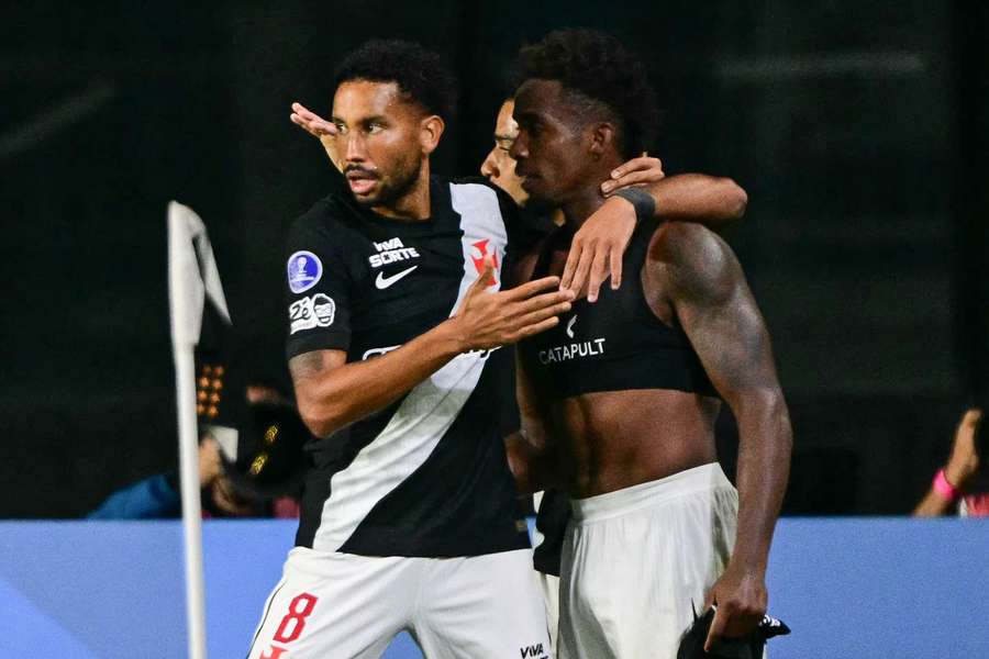 Thiago Mendes (dir.) garantiu a vitória do Vasco sobre o Ind. Medellín