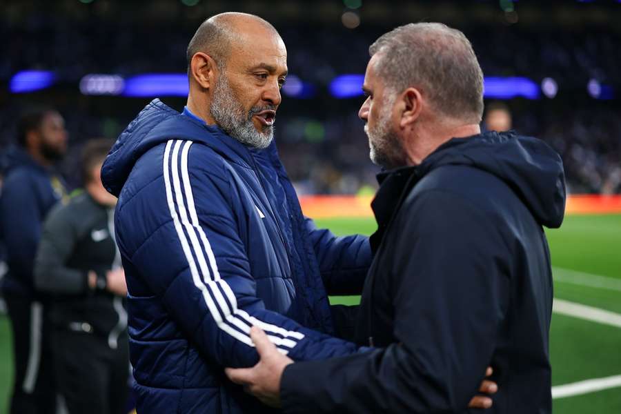 Nuno Espírito Santo (vlevo) končí na lavičce Nottinghamu Forest, nahradil ho Ange Postecoglou. 