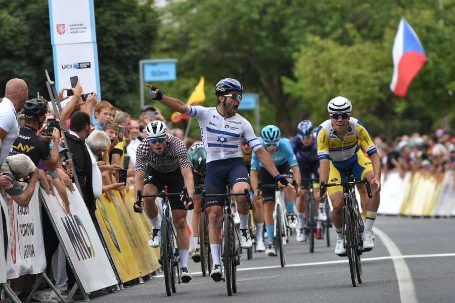 Itamar Einhorn wint in de trui van de Israëlische kampioen.