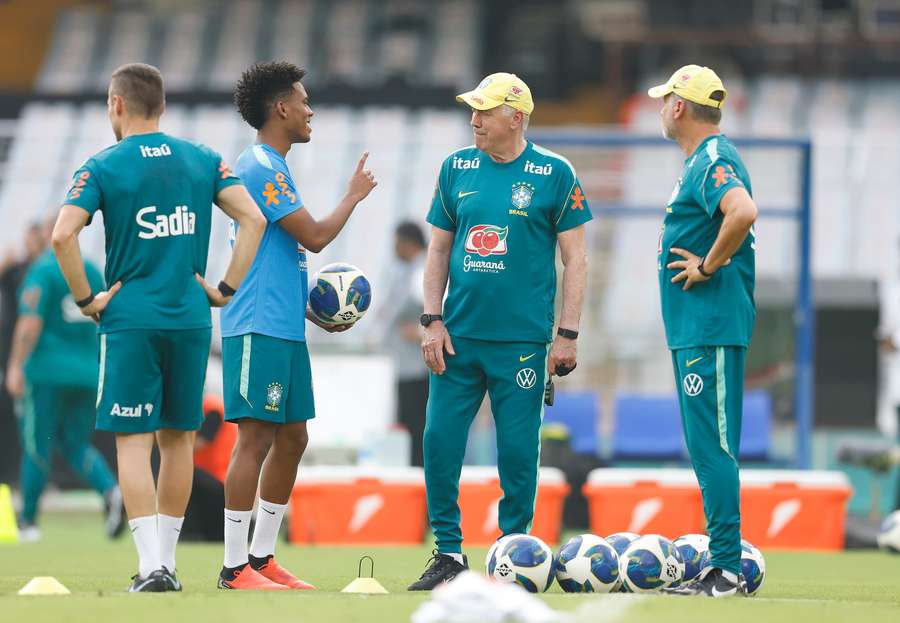 Estêvão com Ancelotti em treino na Índia Estêvão com Ancelotti em treino na Índia