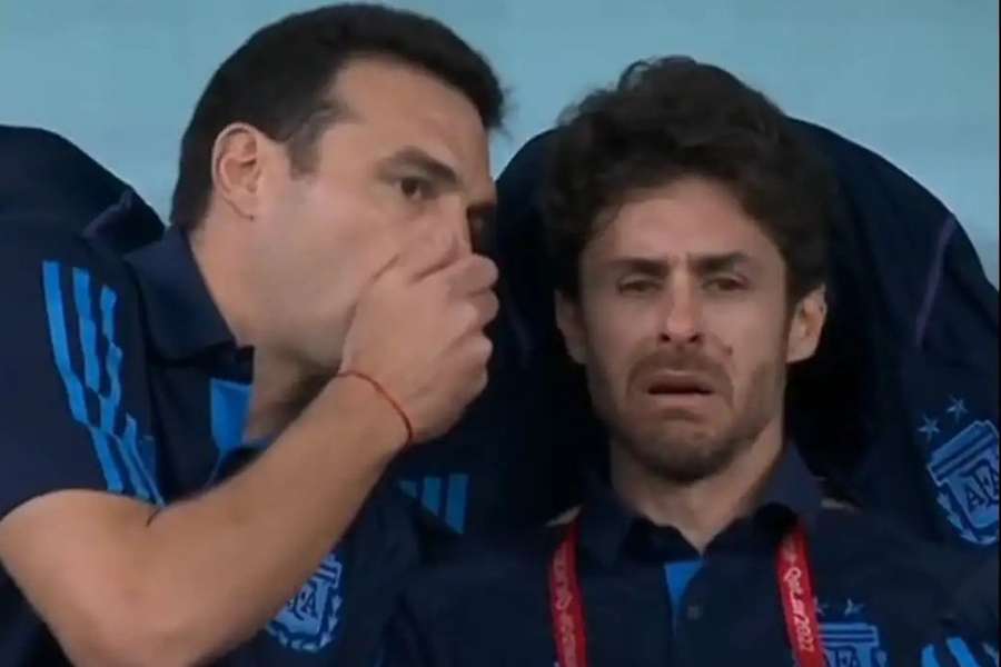 As lágrimas de Pablo Aimar, ao lado de Scaloni, depois do golo de Messi