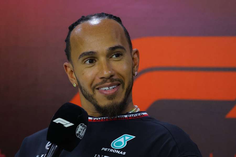 Hamilton comparece ante los medios.