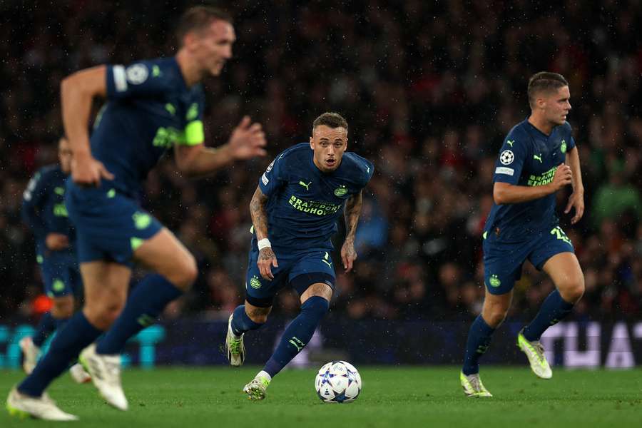 PSV leed op bezoek bij Arsenal de eerste nederlaag van het seizoen