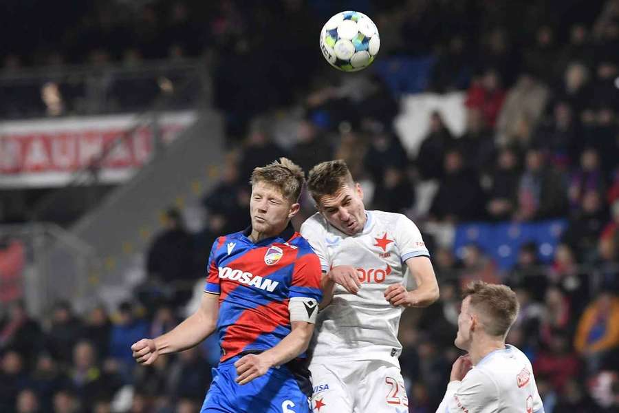Zálohy obou soupeřů jsou zřejmě nejvyrovnanějšími řadami. Zálohy obou soupeřů jsou zřejmě nejvyrovnanějšími řadami.