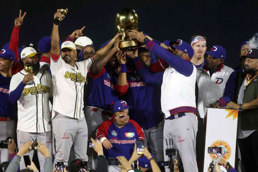 Jugadores de los Leones del Escogido, de República Dominicana, levantando el trofeo de la Serie del Caribe de 2025