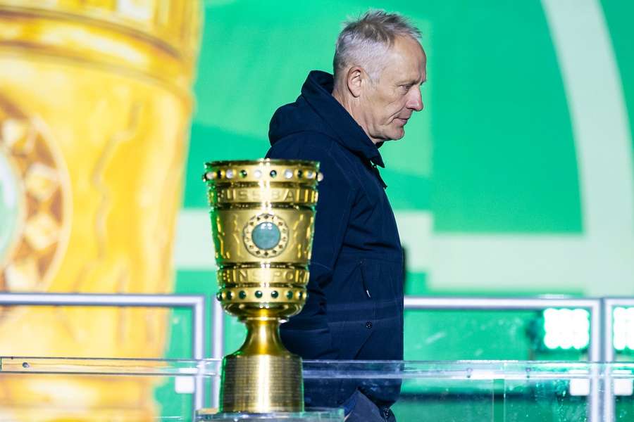 Ein trauriger Christian Streich marschiert nach der Finalniederlage 22/23 vorüber am DFB Pokal