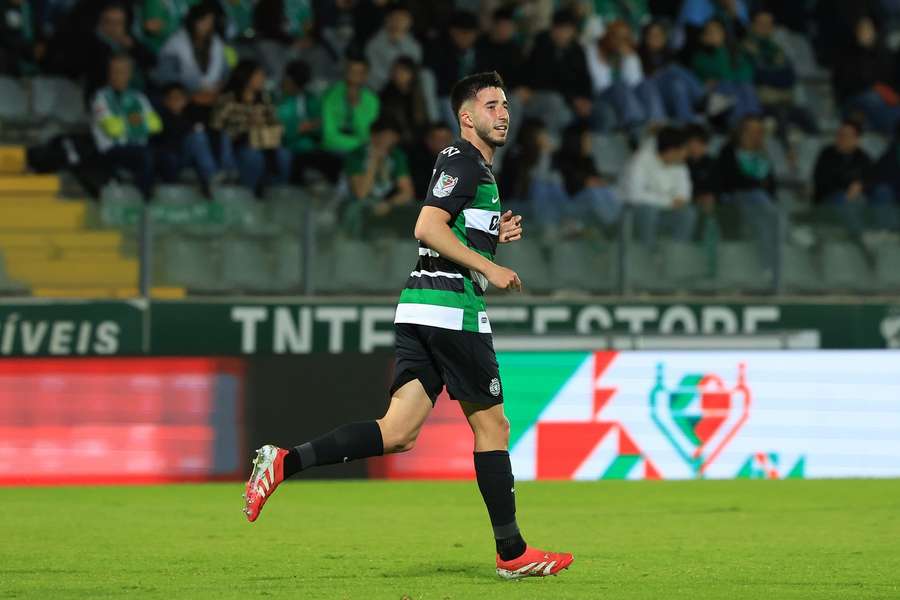 Gonçalo Inácio festeja o golo inaugural no Estádio Capital do Móvel