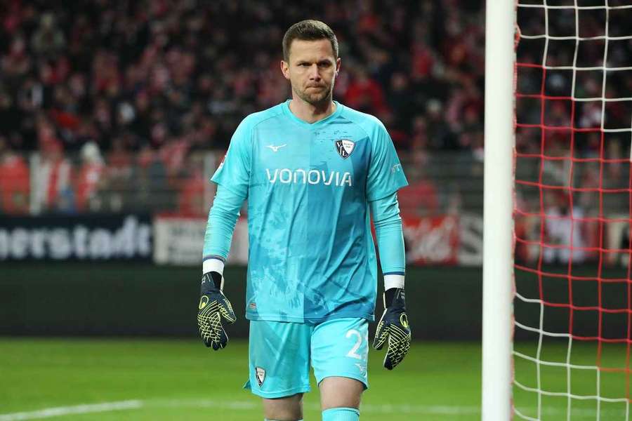 Der VfL Bochum war zu Gast bei Union Berlin, als ein Feuerzeug Torhüter Patrick Drewes am Kopf traf. Nach langer Pause und mit Feldspieler Philipp Hofmann im Tor beendeten die Teams das Spiel. Die Gäste legten anschließend Einspruch ein.
