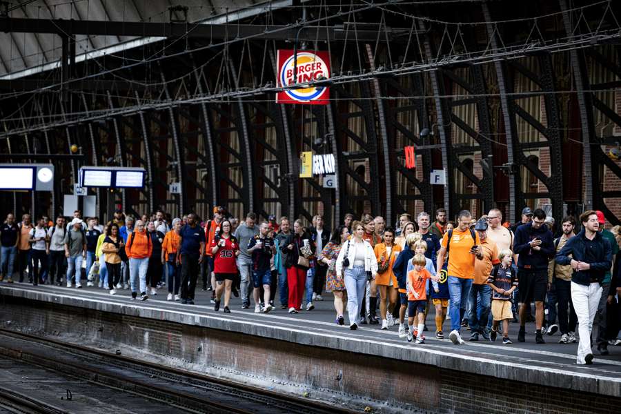 De perrons stroomden weer vol met reizigers naar de Formule 1 in Zandvoort