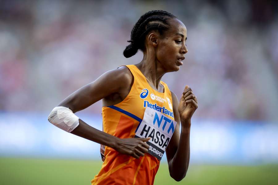 Sifan Hassan met de elleboog in het verband op de 1500 meter