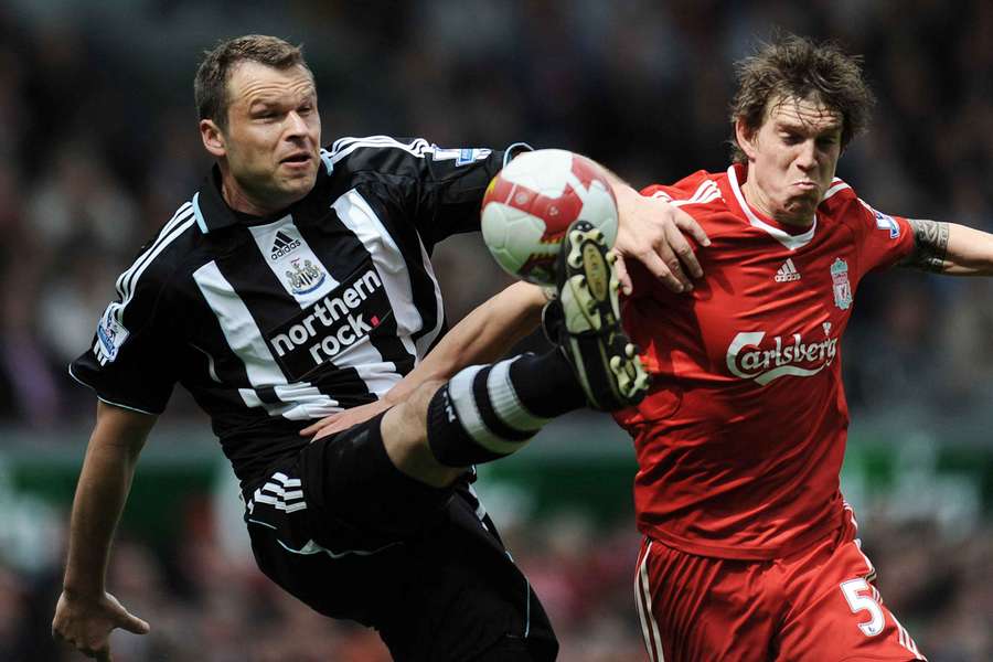 Mark Viduka de la Newcastle United (stânga) îl provoacă pe Daniel Agger de la Liverpool în timpul unui meci de fotbal din Premier League în 2009