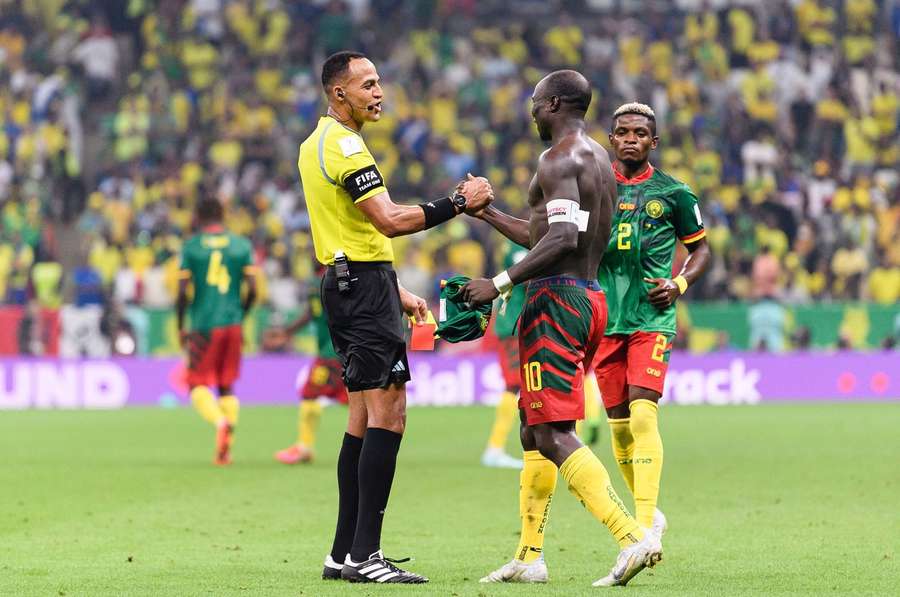 Vincent Aboubakar opúšťal zápas s Brazíliou predčasne, ale ako hrdina.