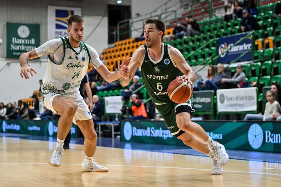 Amarane tenta passar por um adversário Amarane tenta passar por um adversário