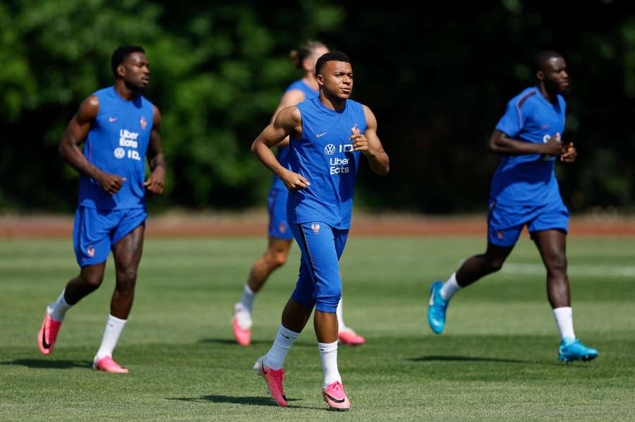 Kylian Mbappe trains Kylian Mbappe trains