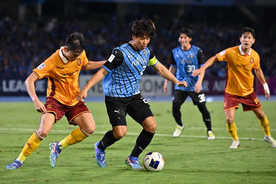 hin Yamada of Kawasaki Frontale controls the ball under pressure of Byeon Jun-Soo of Gwangju