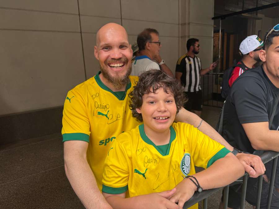 Walter Lauro e o filho Luiz Felipe na porta do hotel da Seleção Brasileira Walter Lauro e o filho Luiz Felipe na porta do hotel da Seleção Brasileira