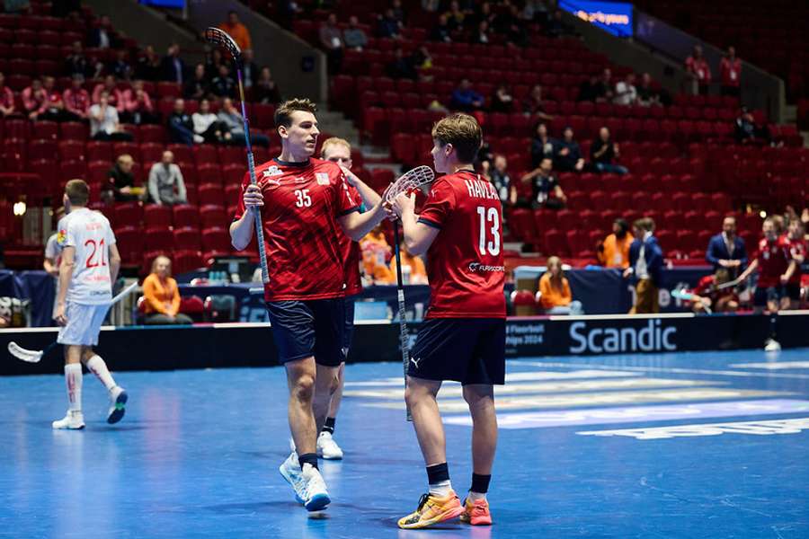 Marek Beneš (35) a Matěj Havlas (13) v utkání se Švýcarskem. Marek Beneš (35) a Matěj Havlas (13) v utkání se Švýcarskem.