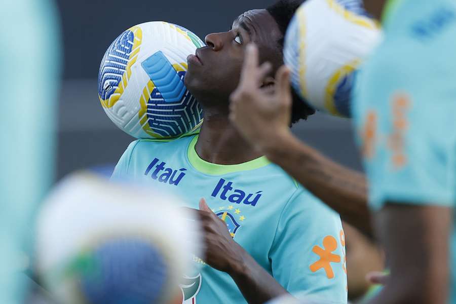 Vini Jr. em treino da Seleção