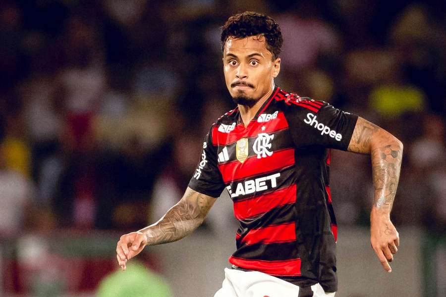 Allan realiza controle de carga devido a um quadro de fascite plantar no pé direito