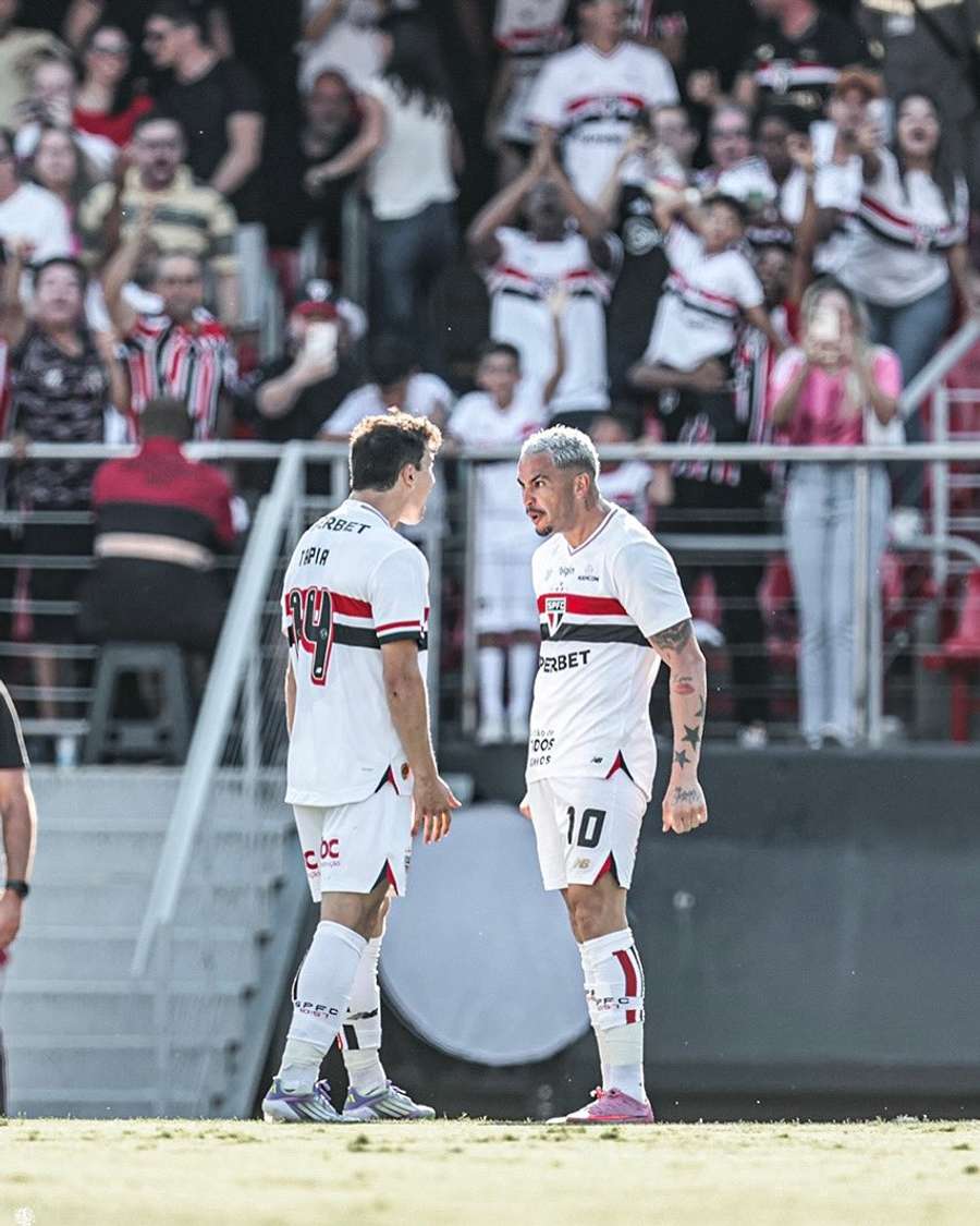 Luciano e Tapia fizeram os gols do São Paulo no primeiro tempo