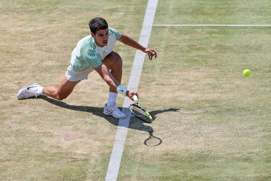 Carlos Alcaraz at the net during the Queen's final (6-4, 6-4 against De Minaur). 