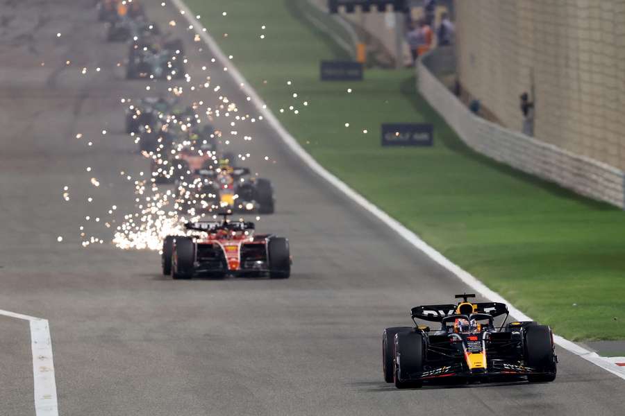 Verstappen <mark>na</mark> frente durante a corrida, com Leclerc <mark>na</mark> perseguição