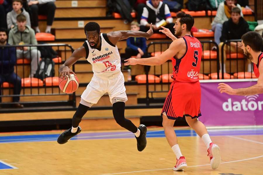 Thomas Bell z Nymburka a Muhammed Baygul z Bahcesehiru v utkání Evropského poháru FIBA.