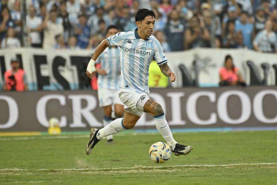 Santiago Solari conduce el balón