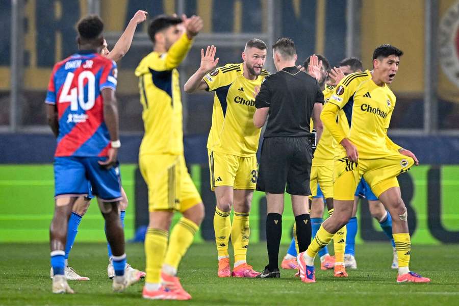 Mezi protestujícími byl i slovenský stoper Milan Škriniar.