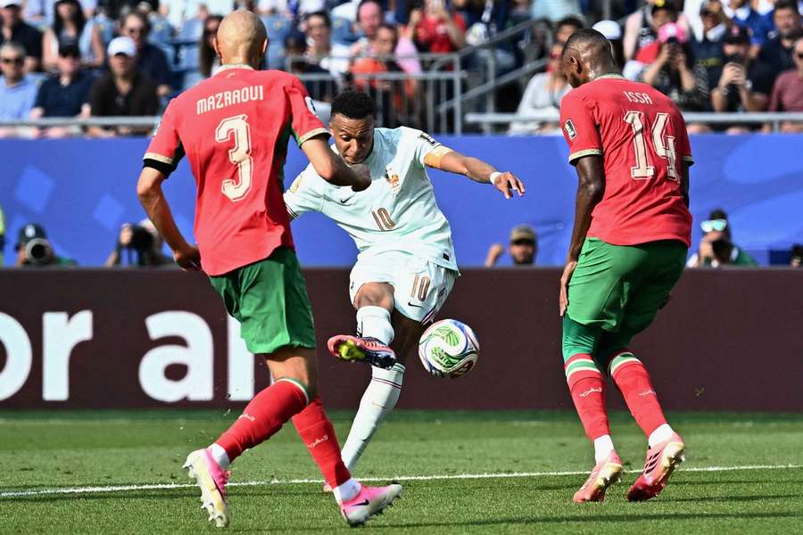 A França finalizou diversas vezes contra o gol de Marrocos A França finalizou diversas vezes contra o gol de Marrocos