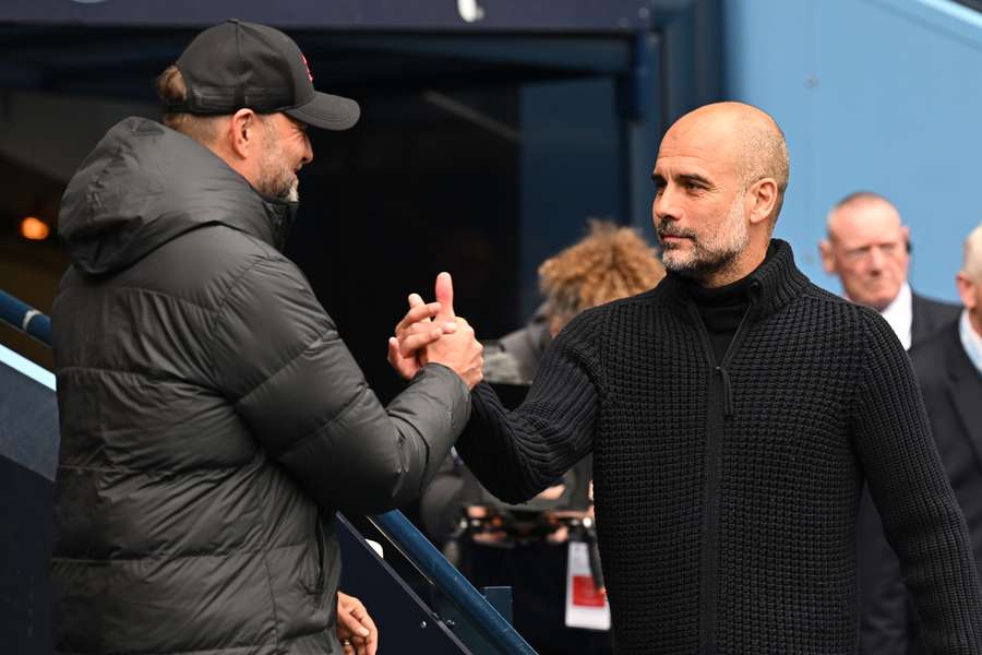 Jurgen Klopp com Pep Guardiola no Manchester City-Liverpool