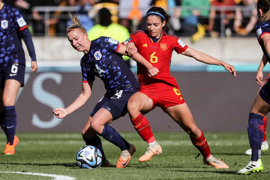 Aitana Bonmati (r.) ist Spaniens Leaderin im Mittelfeld.