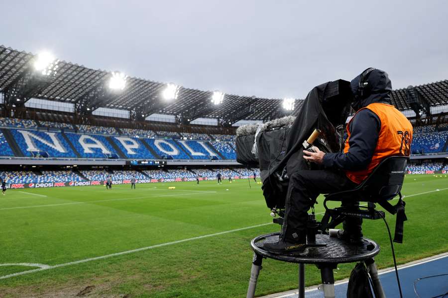 Vista geral de um operador de câmara de televisão no interior do Estádio Diego Armando Maradona, em Nápoles